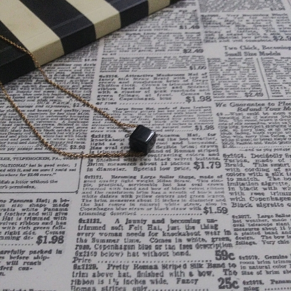 Gold Minimalist Necklace Delica Black Cube - Picture 4 of 7